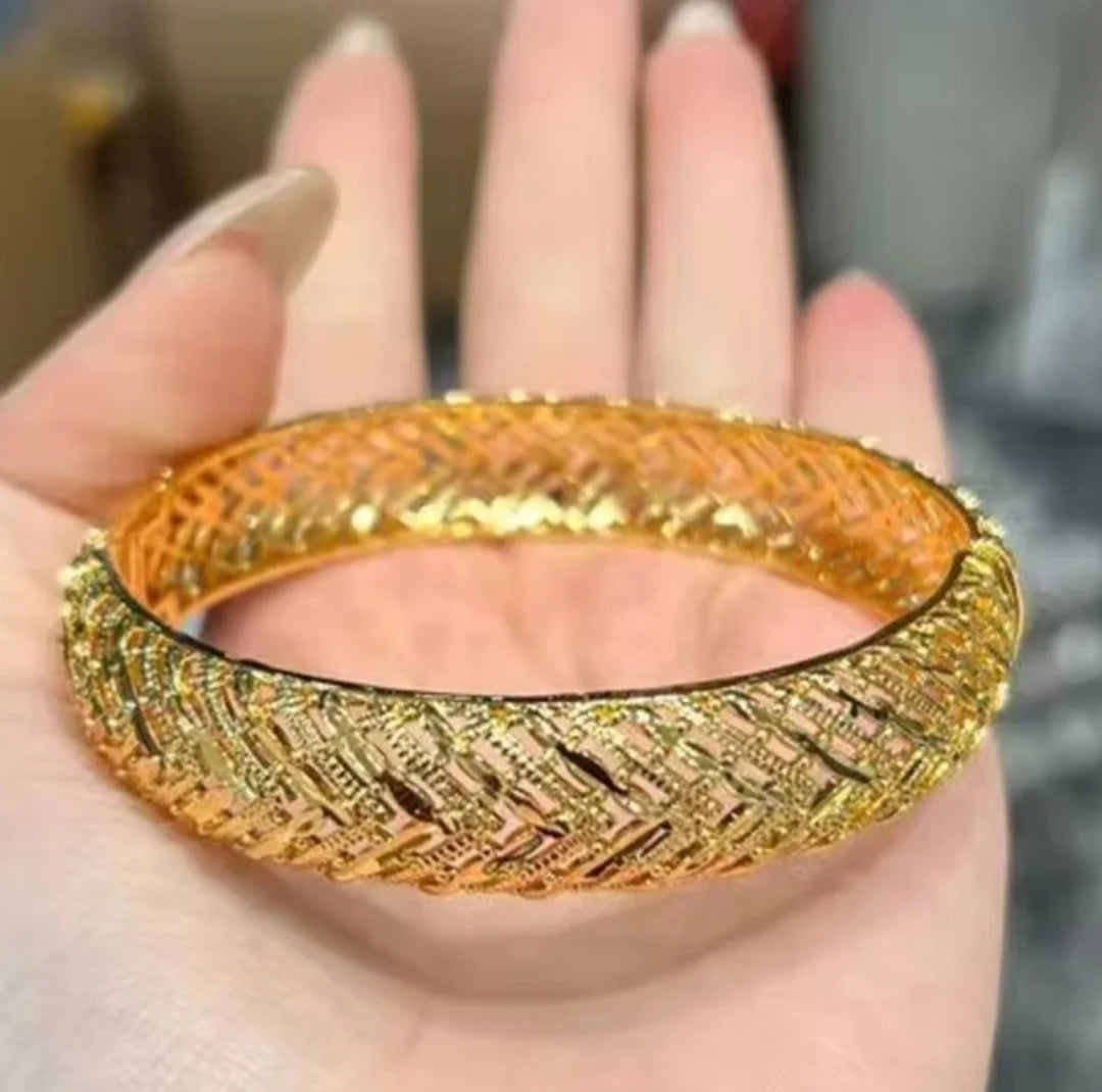 ⭐ Veloura Luxe Gold Bangle